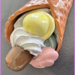 Vaffelis med fl�debolle, fl�deskum og guf  - Vanilieis med choko stykker , lemon og pistacie,