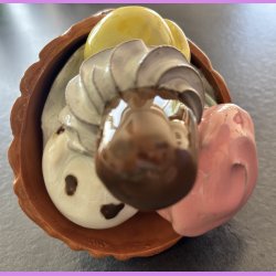 Vaffelis med fl�debolle, fl�deskum og guf  - Vanilieis med choko stykker , lemon og pistacie,