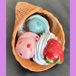 Vaffelis med jordb�r og softice  - Vanilie is med choko stykker , jordb�r og pistacie