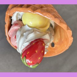 Vaffelis med jordb�r og fl�deskum - choko, jordb�r og lemon.