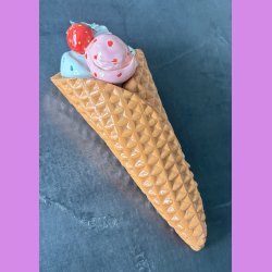 Vaffelis med jordb�r  - Vanilieis med choko stykker , jordb�r og pistacie,