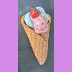 Vaffelis med jordb�r  - Vanilieis med choko stykker , jordb�r og pistacie,