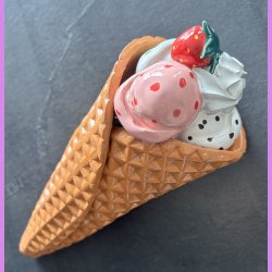 Vaffelis med jordb�r  - Vanilieis med choko stykker , jordb�r og pistacie,