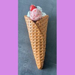 Vaffelis med jordb�r  - Vanilieis med choko stykker , jordb�r og pistacie,