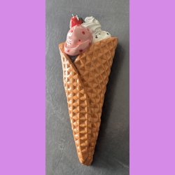 Vaffelis med jordb�r  - Vanilieis med choko stykker , jordb�r og pistacie,