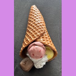 Vaffelis med fl�debolle - chokolade - jordb�r og citron is.