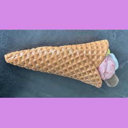 Vaffelis med fl�debolle - chokolade - jordb�r og citron is.