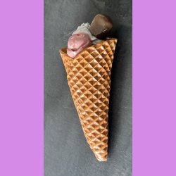 Vaffelis med fl�debolle - chokolade - jordb�r og citron is.