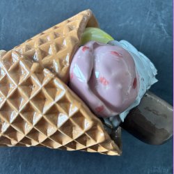 Vaffelis med fl�debolle - chokolade - jordb�r og citron is.