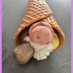 Vaffelis med fl�debolle - chokolade - jordb�r og citron is.