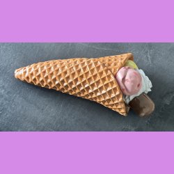 Vaffelis med fl�debolle - chokolade - jordb�r og citron is.