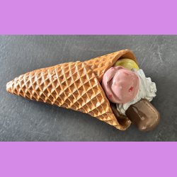 Vaffelis med fl�debolle - chokolade - jordb�r og citron is.