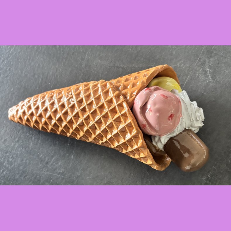 Vaffelis med fl�debolle - chokolade - jordb�r og citron is.