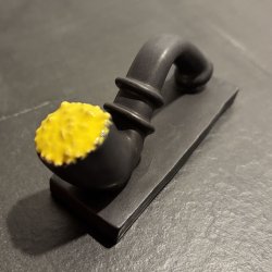 Lakridspibe - mat sort - gul top - uden ophng