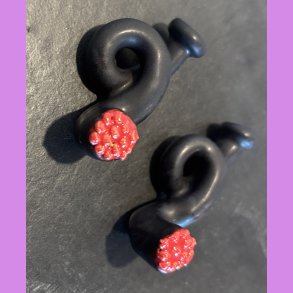 Krllede lakridspibe - mat sort - rd top 