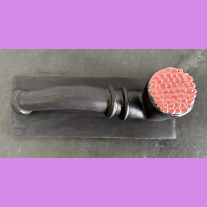 Mellem lakrids pibe med lyserd top