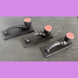 Mellem lakrids pibe med lyserd top