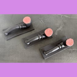 Mellem lakrids pibe med lyserd top