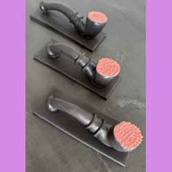 Mellem lakrids pibe med lyserd top