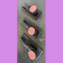 Mellem lakrids pibe med lyserd top