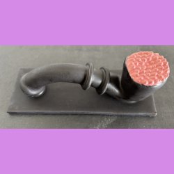 Mellem lakrids pibe med lyserd top