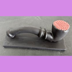 Mellem lakrids pibe med lyserd top