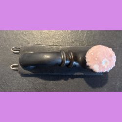 Lakridspibe - mat sort - lyserd/hvide prik top - mat sort bund.