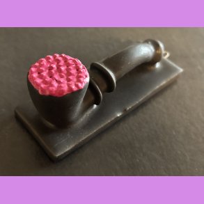 Lakrids pibe med pink top og et oph�ng