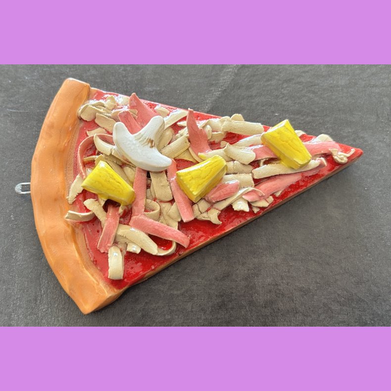 Pizza stykke med skinke, ananas og champignon med oph�ng