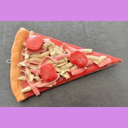 Pizza stykke med skinke og pepperoni med oph�ng