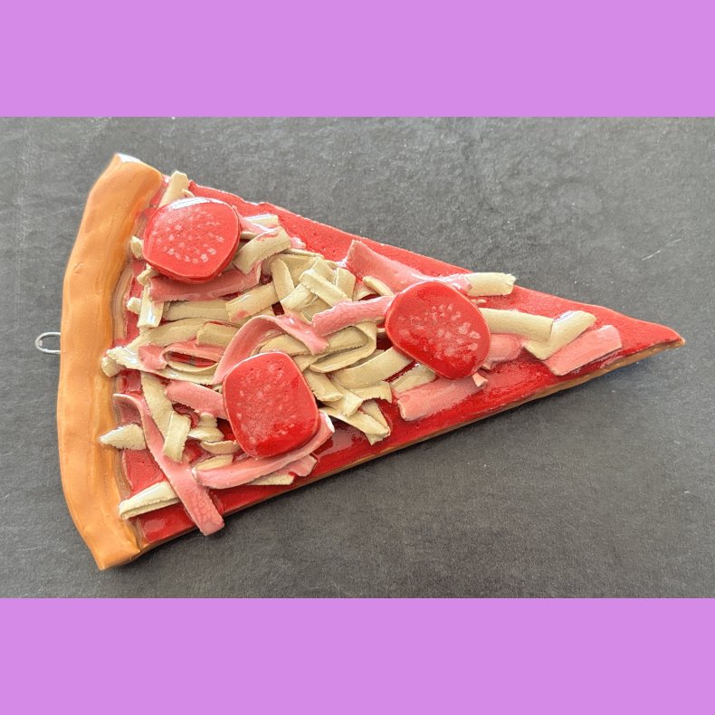 Pizza stykke med skinke og pepperoni med oph�ng