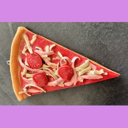 Pizza stykke med skinke og pepperoni med oph�ng