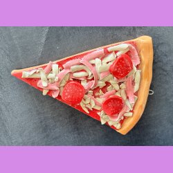 Pizza stykke med skinke og pepperoni med oph�ng