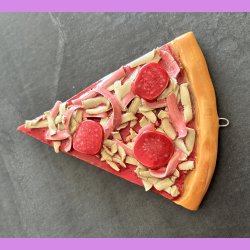 Pizza stykke med skinke og pepperoni med oph�ng