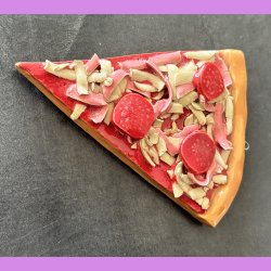 Pizza stykke med skinke og pepperoni med oph�ng