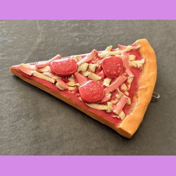 Pizza stykke med skinke og pepperoni med oph�ng
