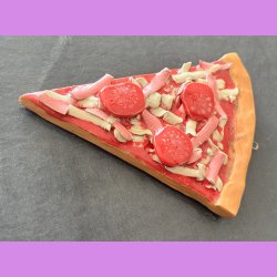 Pizza stykke med skinke og pepperoni med oph�ng