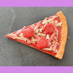 Pizza stykke med skinke og pepperoni med oph�ng