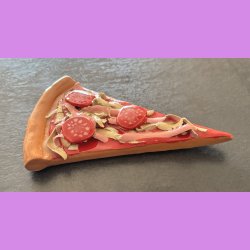 Pizza stykke med skinke og pepperoni uden oph�ng