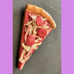 Pizza stykke med skinke og pepperoni uden oph�ng