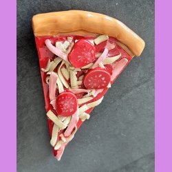 Pizza stykke med skinke og pepperoni uden oph�ng