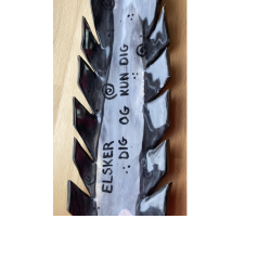 "Elsker dig og kun dig" Fjer fad 