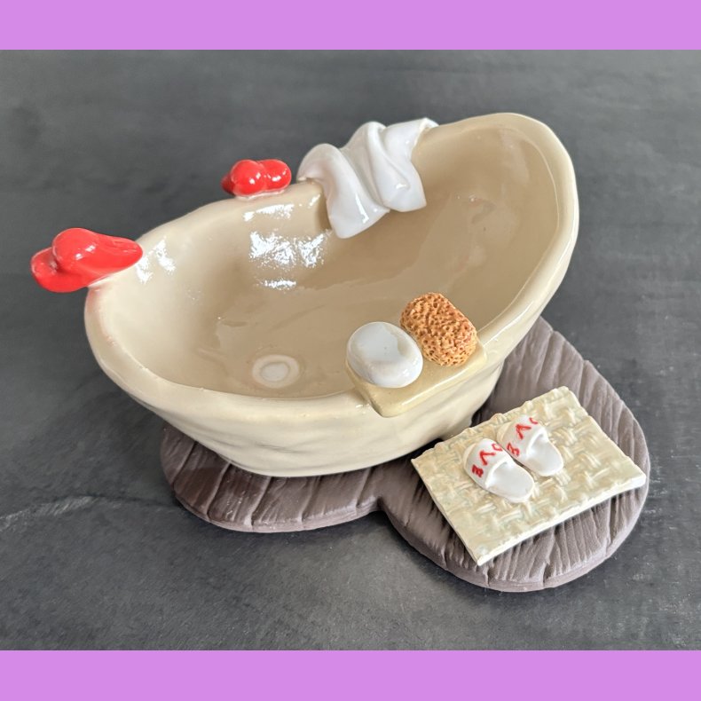 Badekar med creme og LOVE t�fler