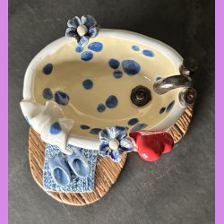 Badekar med bl� blomster og t�fler