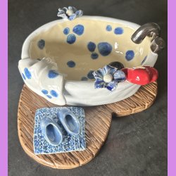 Badekar med bl� blomster og t�fler