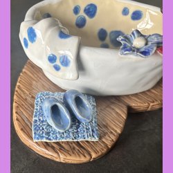 Badekar med bl� blomster og t�fler