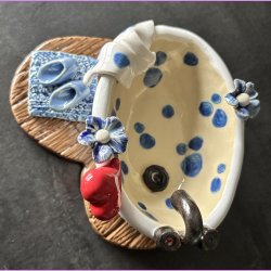 Badekar med bl� blomster og t�fler