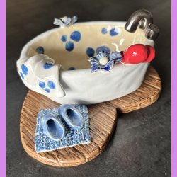 Badekar med bl� blomster og t�fler