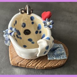 Badekar med bl� blomster og t�fler