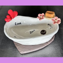 Badekar med tekst "LOVE". Blomster - hjerter og klipklapper